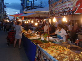 Jen jsme to viděli a dostali jsme okamžitě obrovský hlad úplně na všechno :-) | Thailand - Chiang Mai - Night Market - 7.8.2010